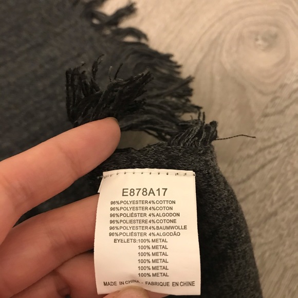 💚4 for $30💚 NWOT Molly Bracken Gray Knitted Poncho - Picture 5 of 9